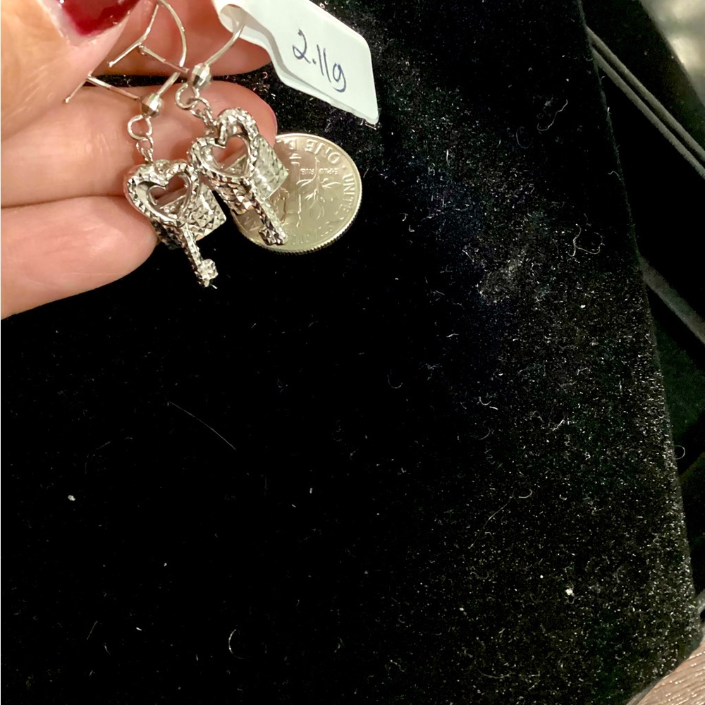 18K White Gold Lock and Key Design - Picture 2 of 9